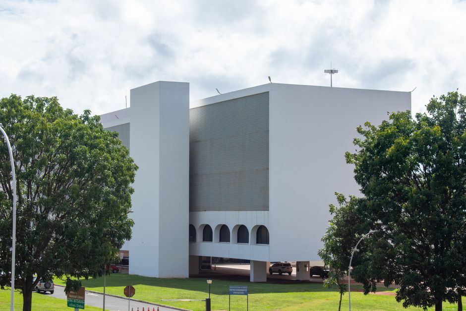A modern white building surrounded by greenery in Brasília, showcasing sleek architectural design.